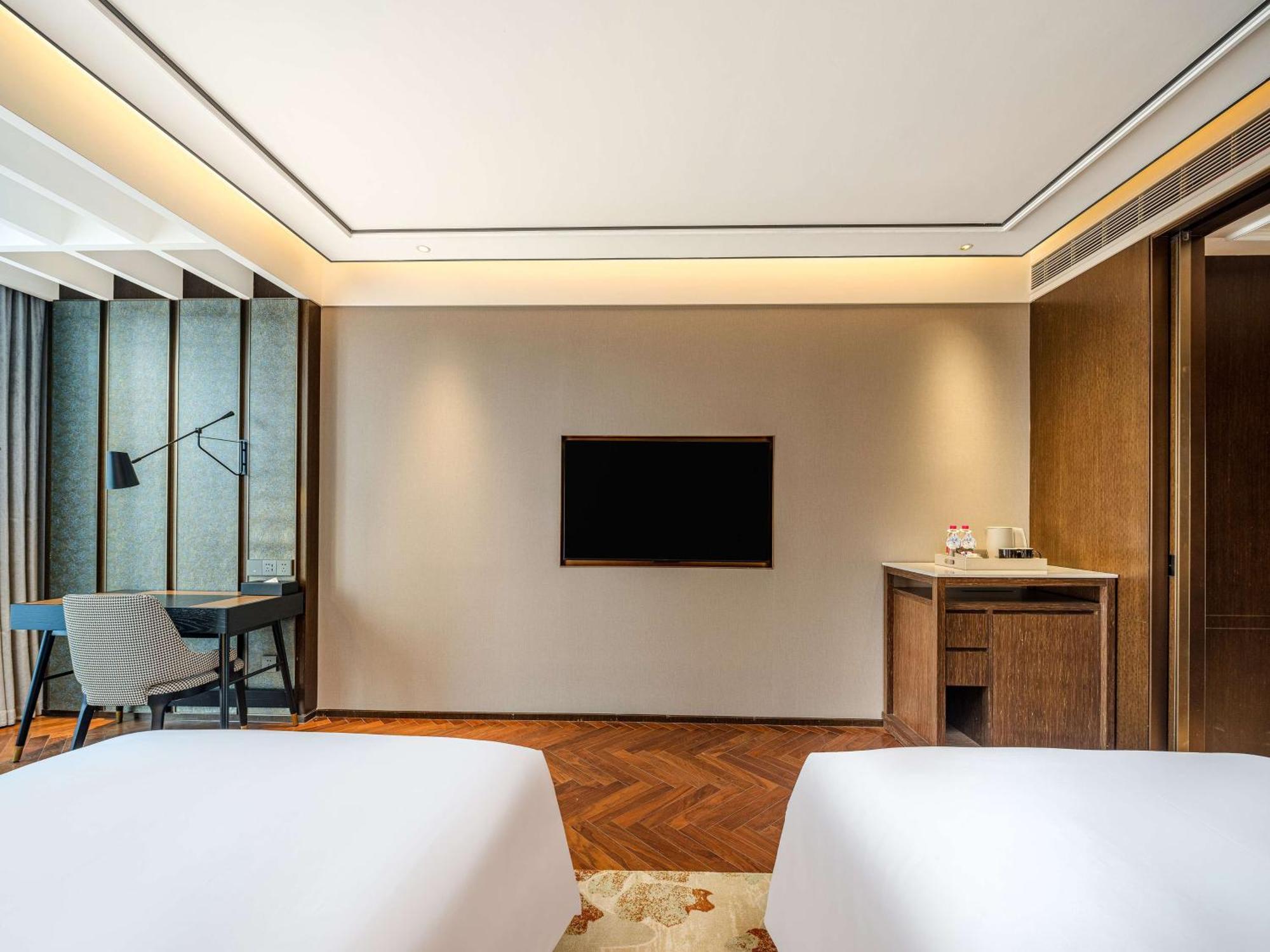 Hilton Garden Guomao Hotel 4*