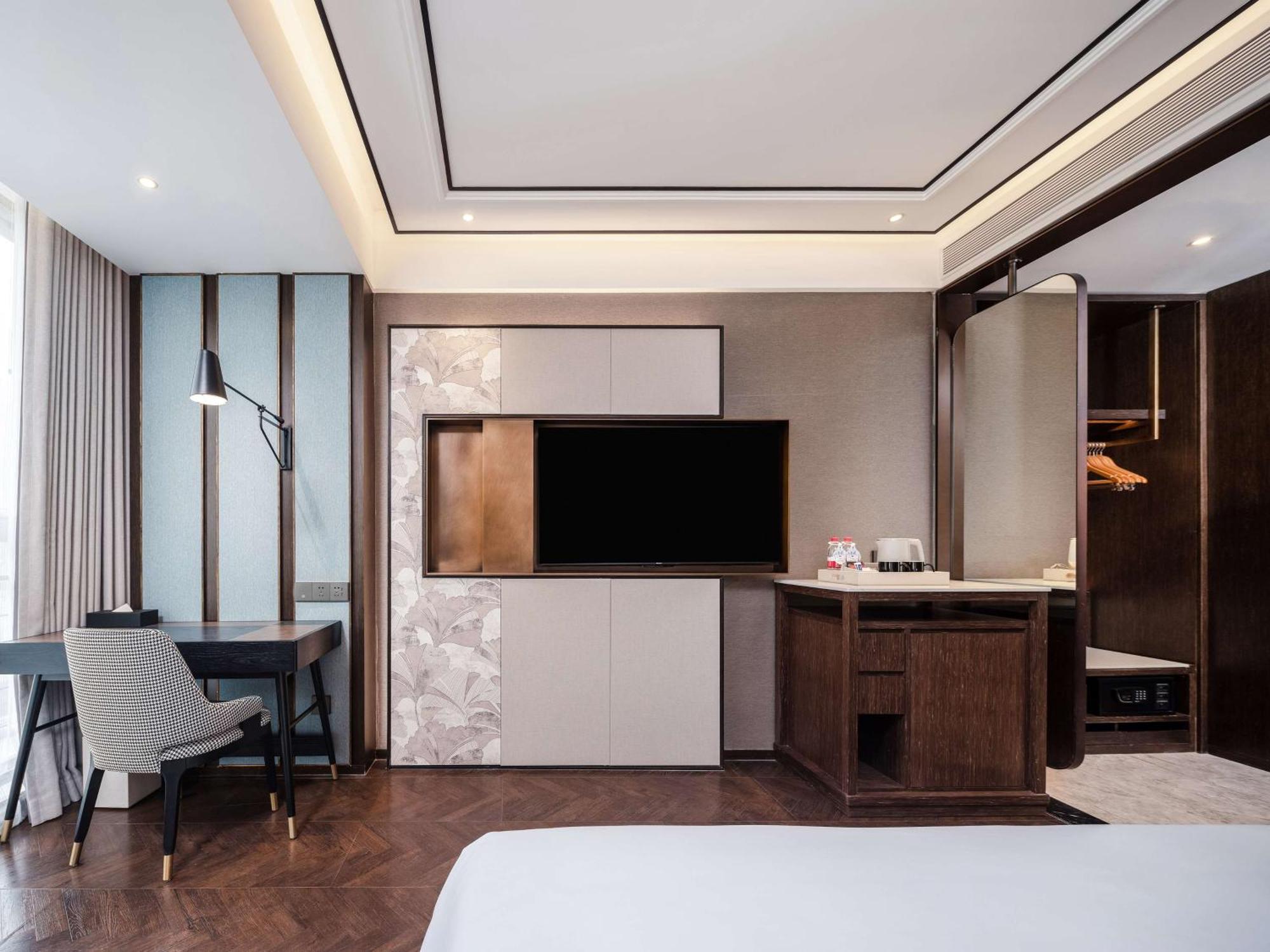 Hilton Garden Guomao Hotel 4*