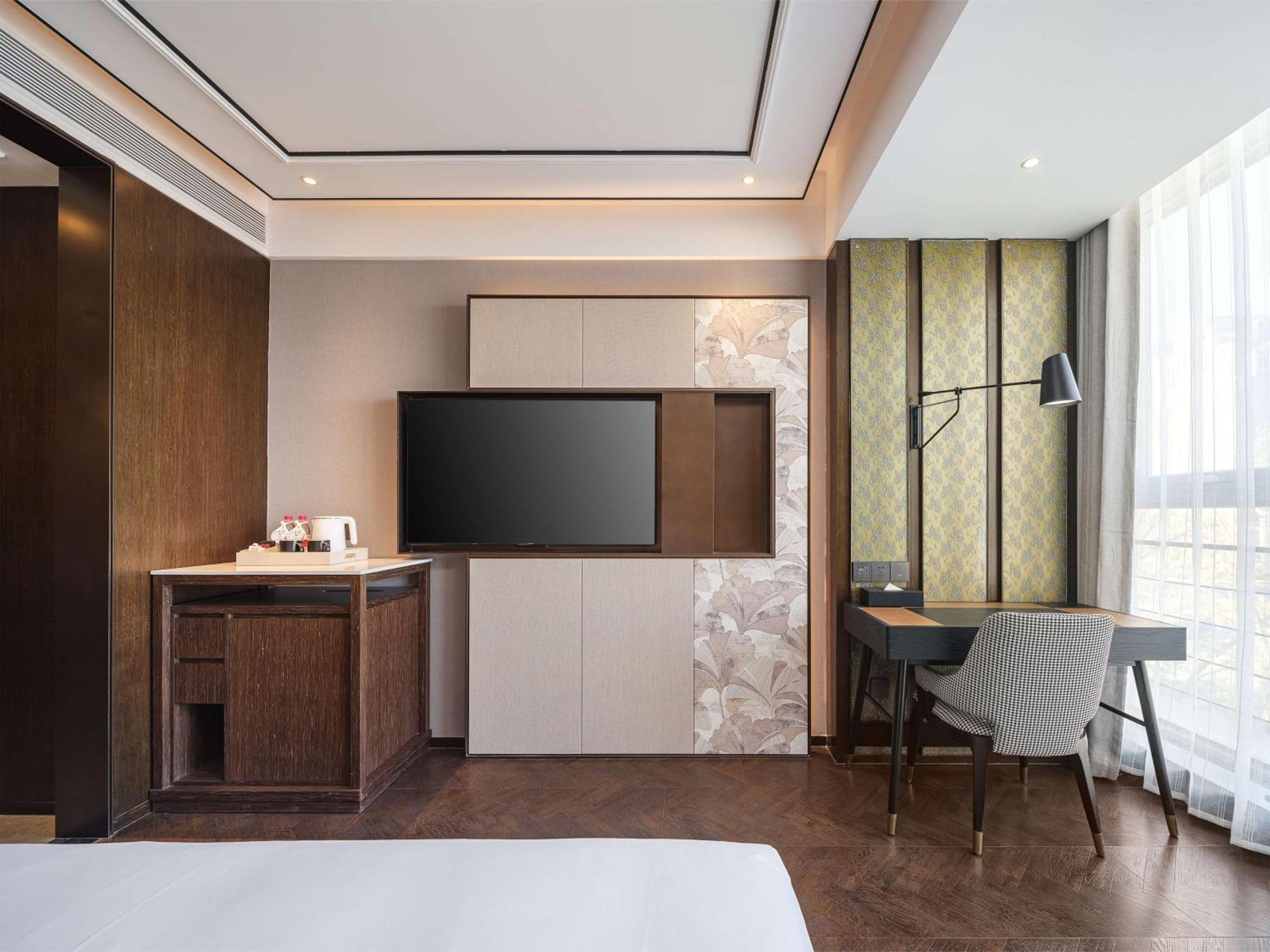 Hilton Garden Guomao Hotel 4*