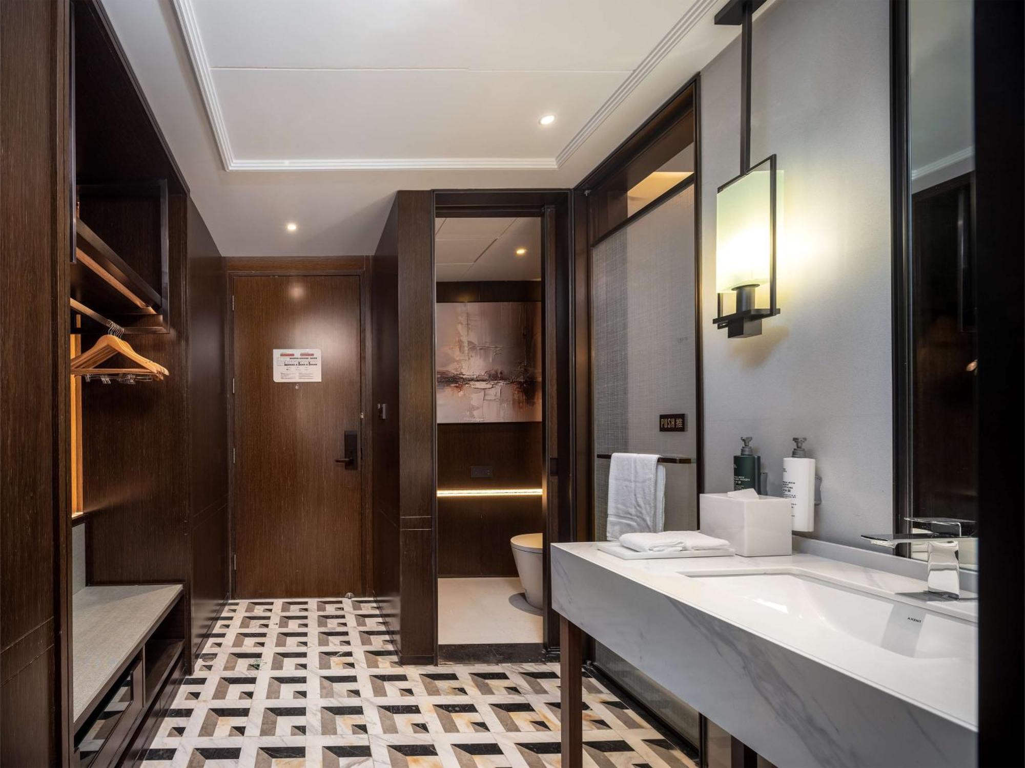 Hilton Garden Guomao 4*