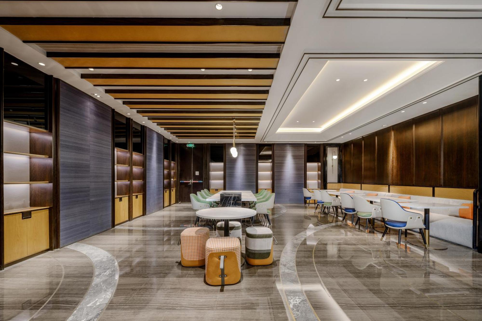 Hilton Garden Guomao Hotel 4*